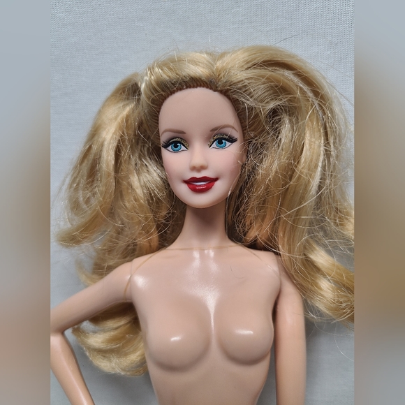 Barbie Muse Body Nude Blonde, Blue Eyes, Red Lips 2014 Holiday Barbie - Picture 2 of 6